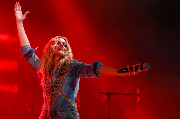 Yunan şarkıcı Natassa Bofiliou, Paris'te Céline Dion konserini büyü olarak nitelendirdi