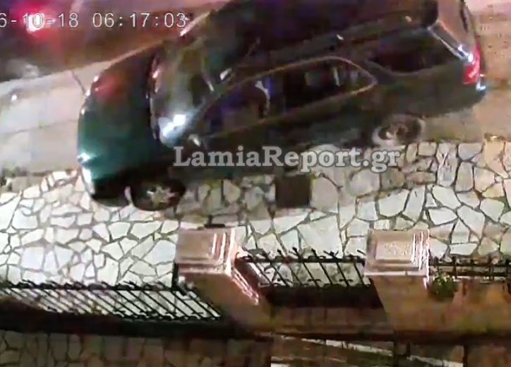 Yunanistan'ın Lamia kentinde park halindeki araçlara çarpan sürücü geri vites yapıp kaçtı