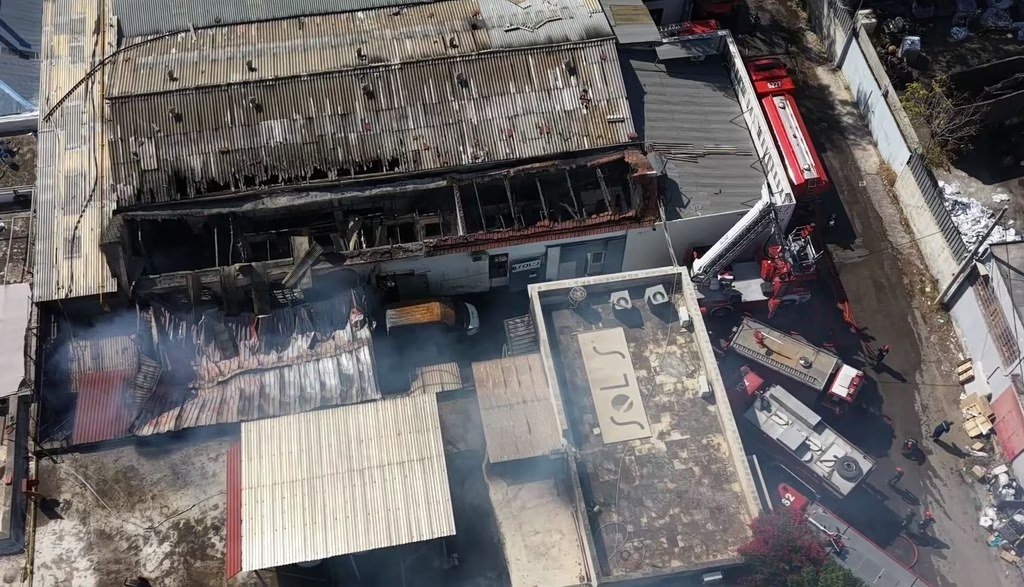 Atina'nın Aigaleo ilçesinde tekstil boyahanesinde yangın, duman Pire'ye ulaştı