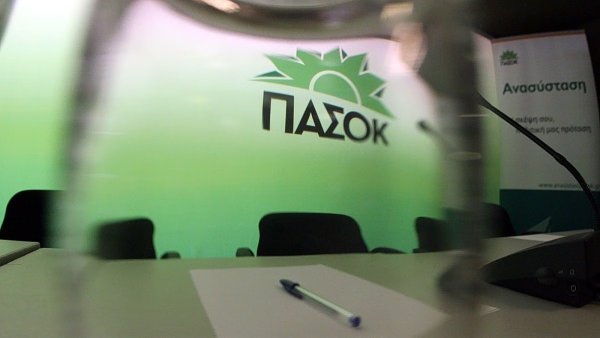 Yunan ana muhalefeti PASOK'ta iki basın sözcüsünün görüşmesi: Bağımsız yol kararı sürüyor