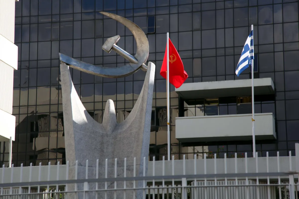 Yunanistan Komünist Partisi'nden Miçotakis'e sert tepki: Evler donarken rafineri kârları dörtleniyor