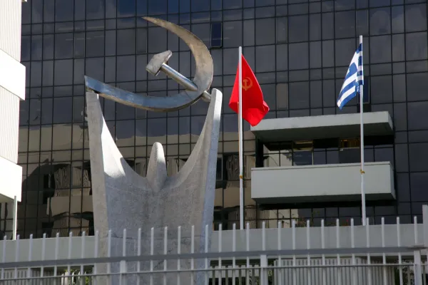 Yunanistan Komünist Partisi'nden Miçotakis'e sert tepki: Evler donarken rafineri kârları dörtleniyor