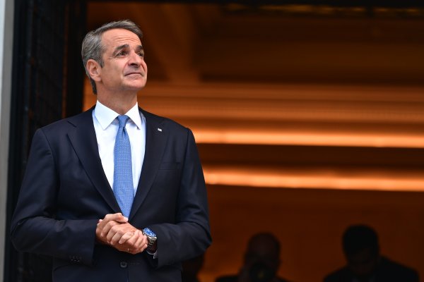 Yunanistan Başbakanı Miçotakis, «büyük balıkları hedef alarak» yolsuzlukla mücadeleci görünmeye çalışıyor