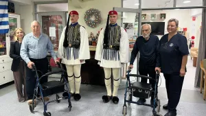 Evzonlar adıyla bilinen Yunanistan Cumhurbaşkanlığı Muhafız Birliği, Sidney'deki yaşlı bakım evini ziyaret etti