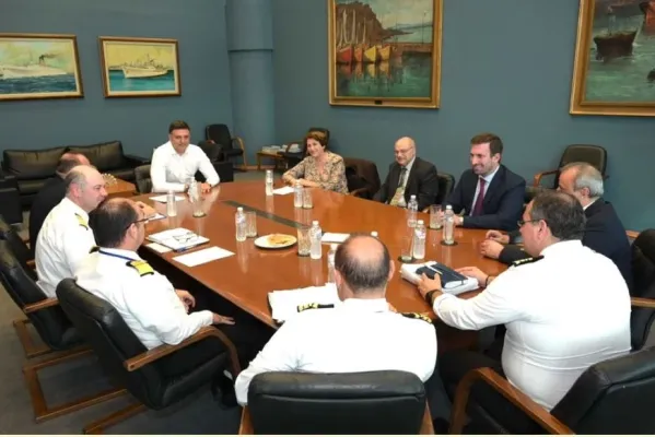 Yunan Denizcilik Bakanı Kikilias, Rafina Limanı'nın yoğunluğunu azaltmak için diyaloğu başlattı