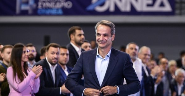 Yunanistan Başbakanı Miçotakis'in işaretiyle Yeni Demokrasi halkın içine iniyor: Bakan ekipleri yeniden illerde