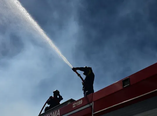 Atina'da elektronik eşya mağazasında yangın, Menandru Caddesi trafiğe kapatıldı