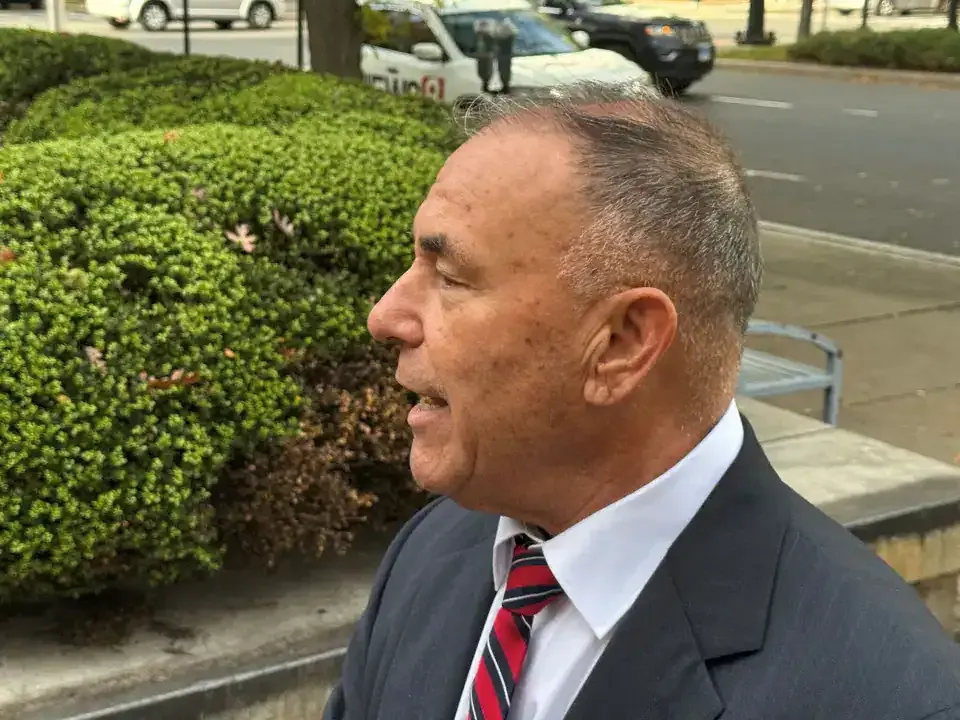 Connecticut'ın eski bütçe müdür yardımcısı Kosta Diamantis'e Yunanistan'da olduğu sırada 7 yıl hapis cezası verildi