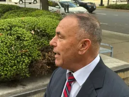 Connecticut'ın eski bütçe müdür yardımcısı Kosta Diamantis'e Yunanistan'da olduğu sırada 7 yıl hapis cezası verildi
