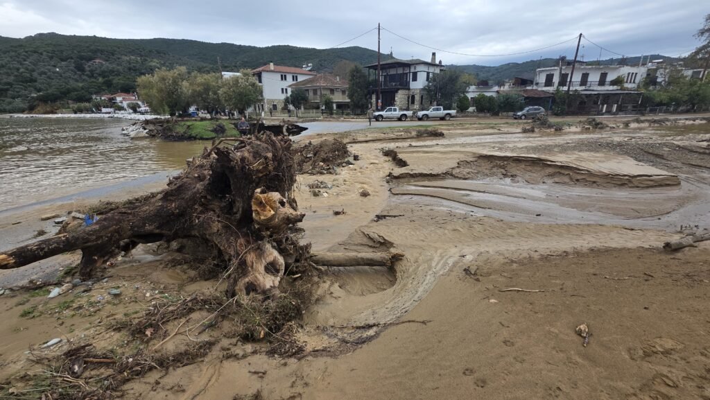Güney Pelion'da sel felaketi: Köprüler ve yollar yıkıldı, evler ve işletmeler sular altında kaldı