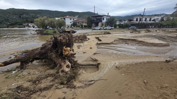 Güney Pelion'da sel felaketi: Köprüler ve yollar yıkıldı, evler ve işletmeler sular altında kaldı