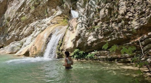 Orta Yunanistan'daki Kremasta Gölü çevresinde doğa gezileri: Değirmen, köprü ve şelaleler