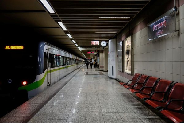 Atina Metro 1. Hattı'nda 22 yıl sonra ilk yenilenen tren sefere girdi