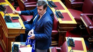 Yunan milletvekili Dimitris Kairidis, Avustralya kulübü South Melbourne'ün atkısını Parlamento'ya taşıdı