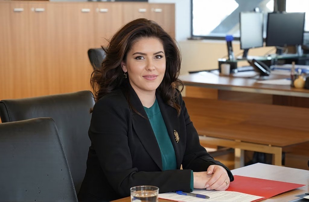 Arnavutluk'un Atina Büyükelçisi Luela Hajdaraga: Ülkesindeki gelişmelere endişeyle değil, ilgiyle bakılmalı