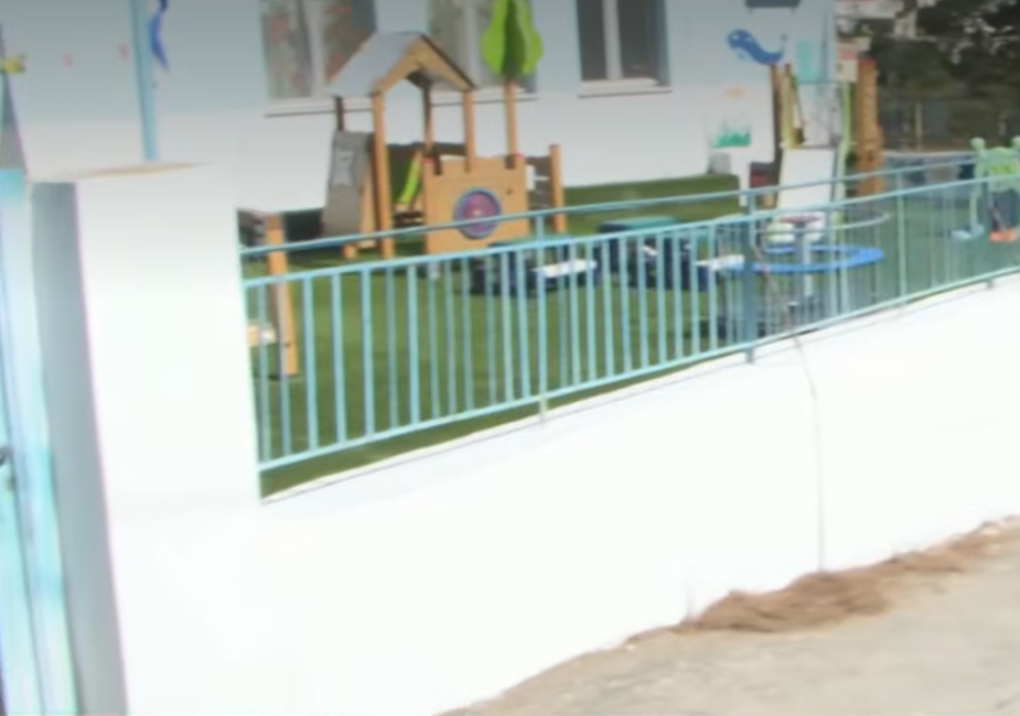 Girit'in Rethimno kentinde baba, diyabetli 4 yaşındaki oğlu için her gün okul önünde bekliyor
