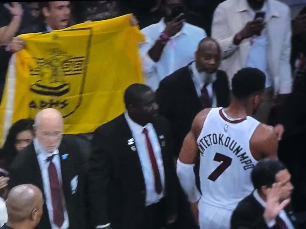 Yunan basketbolcu Giannis Antetokounmpo'nun Miami Heat'teki ilk maçında Aris bayrağı açıldı
