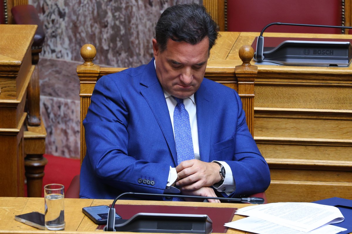 Yunan Sağlık Bakanı Adonis Georgiadis, Yanya'da gençlerle zıplayıp şarkı söyledi