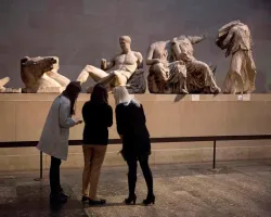 Bayeux dokumasını Fransa'ya geri vermeyiz, peki Parthenon mermerleri neden hâlâ Britanya'da?