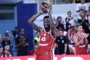 Olympiakos'ta Hall özel izinle ABD'ye gitti, Plotas 6 hafta sahalardan uzak