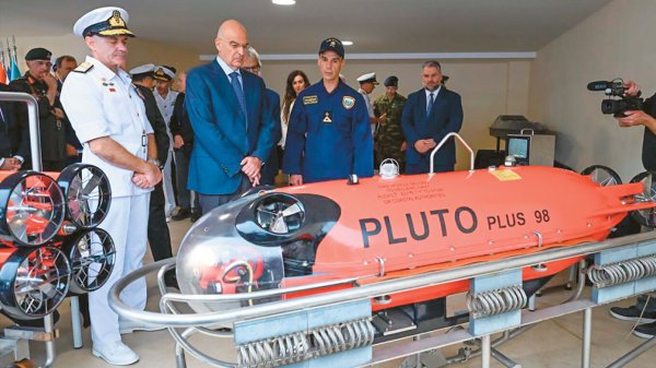 Yunan Donanması, kamikaze deniz dronu Pyrpolitis'i dokuz insansız aracın yanında tanıttı