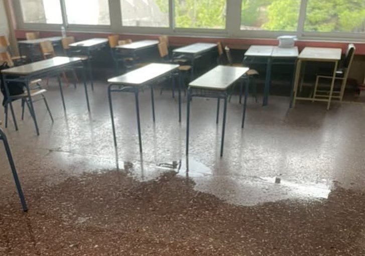 Yunanistan'ın Lamia kentinde meslek lisesinin sınıflarını yağmur bastı