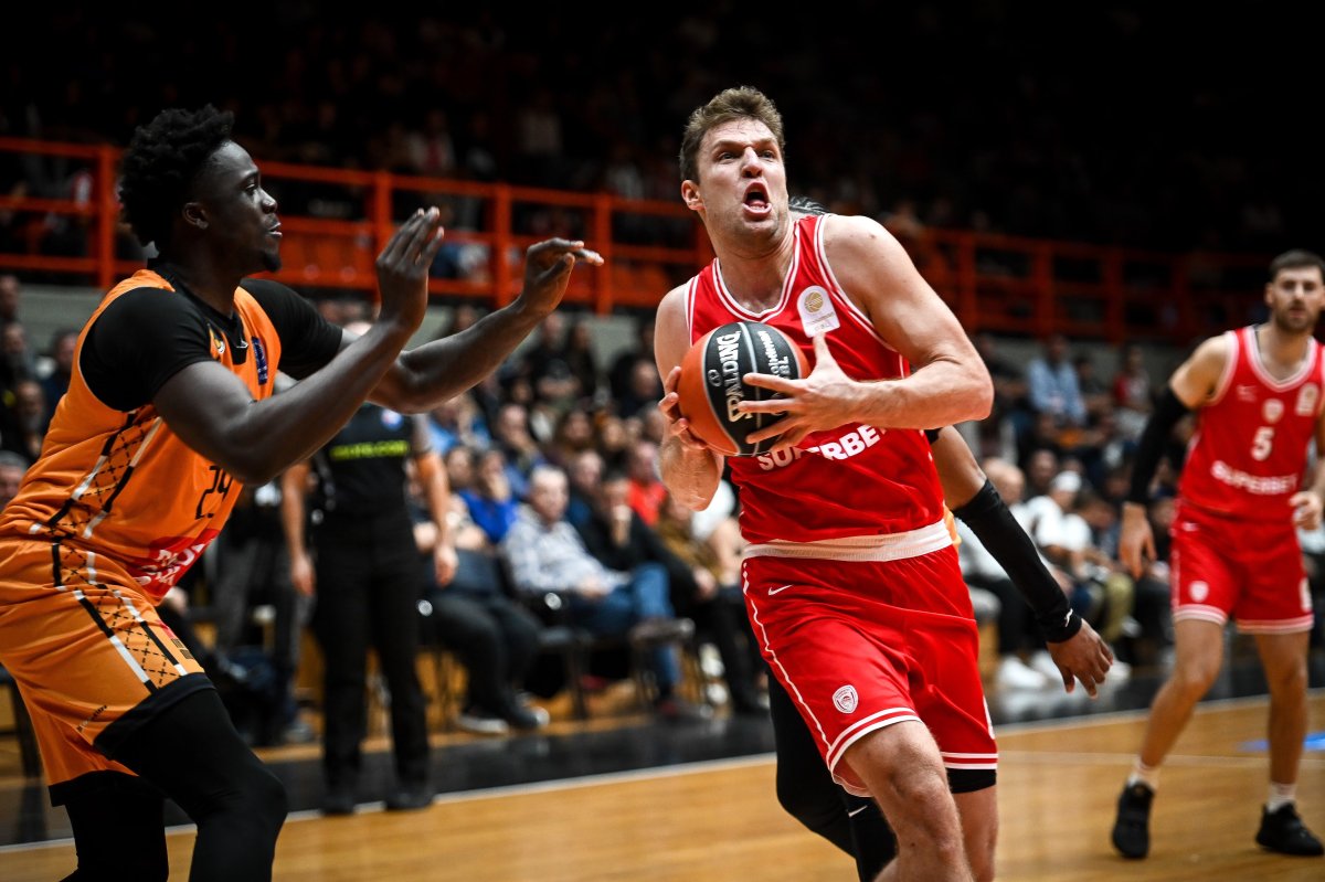 Yunan basketbol takımı Olympiakos, Patras'ta Prometheus'u 85-45 yenerek kolay galibiyet aldı