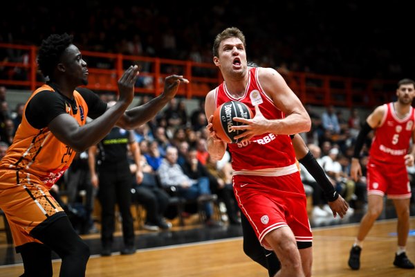 Yunan basketbol takımı Olympiakos, Patras'ta Prometheus'u 85-45 yenerek kolay galibiyet aldı