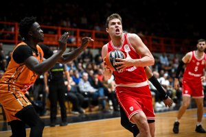 Yunan basketbol takımı Olympiakos, Patras'ta Prometheus'u 85-45 yenerek kolay galibiyet aldı
