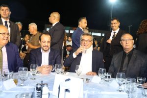 Kıbrıs Cumhurbaşkanı Hristodulidis ile Kıbrıslı Türk lider Erhürman, Pyla'daki festivalde aynı masada