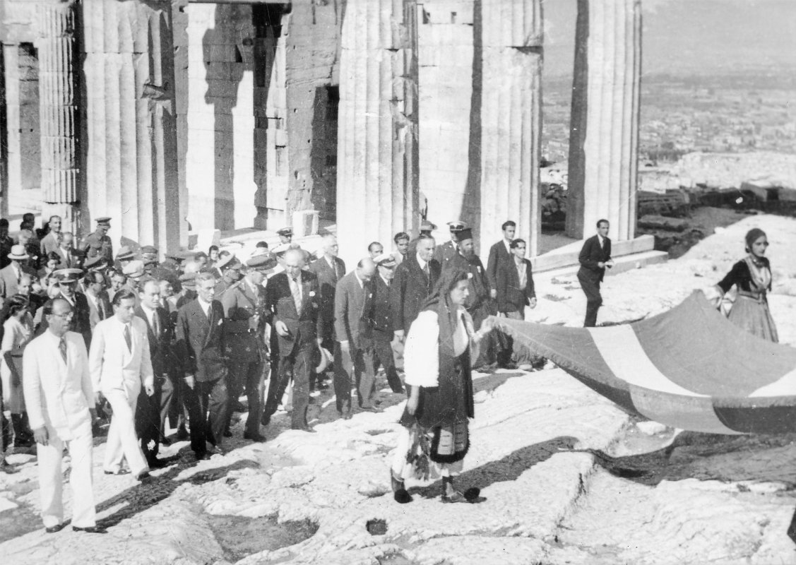 Atina'da işgal dönemi konferansı, Akropolis'teki Nazi bayrağı afişiyle tartışmaya yol açtı