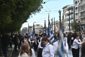 Atina'da Oxi Günü, kent merkezindeki öğrenci geçit töreniyle kutlanıyor