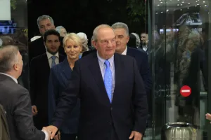 Eski Yunan Başbakanı Karamanlis'in Savaş Müzesi'ndeki konuşmasında Türkiye-Yunanistan ilişkileri öne çıkacak