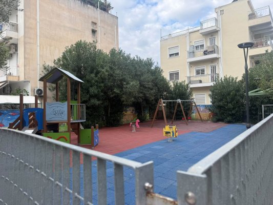Atina'nın Palaio Faliro Belediyesi, mahalledeki çocuk oyun alanını kalıcı olarak korumak için arsa aldı