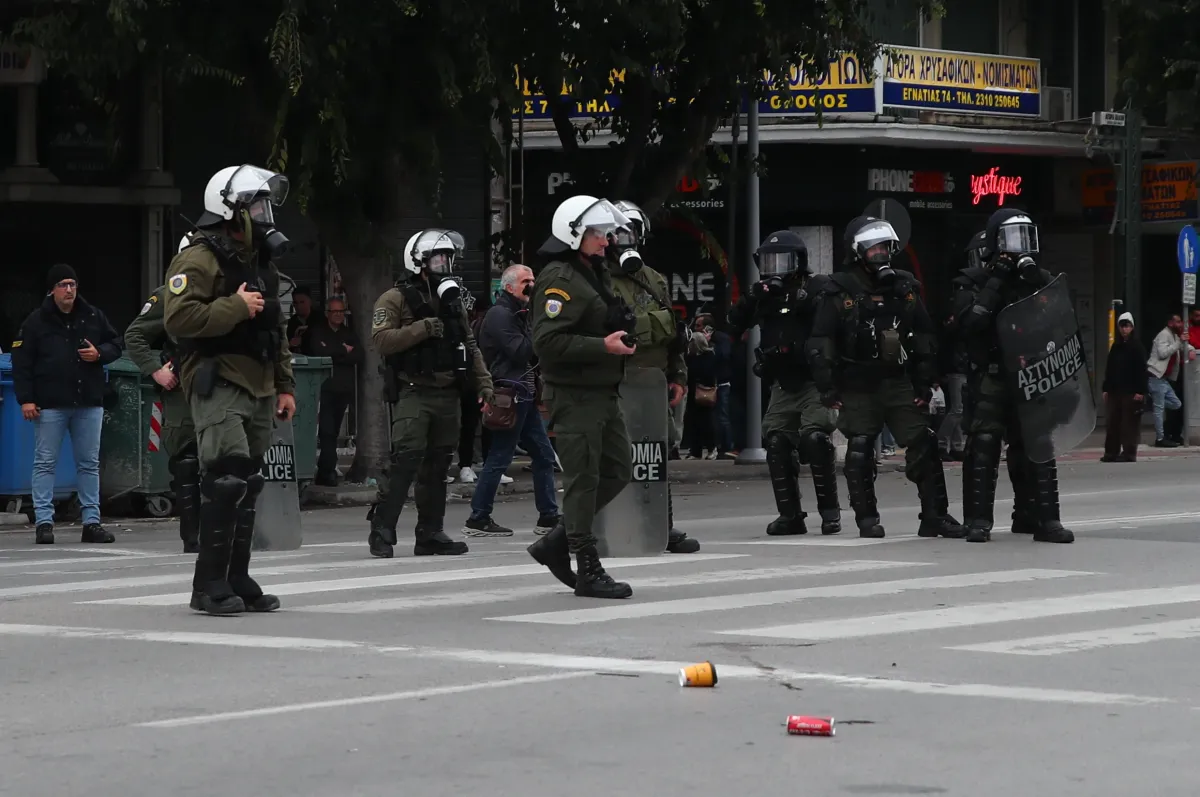 Selanik'te mahkûm Nazi İlias Kasidiaris'in konuşmasına karşı gösteride göz yaşartıcı gaz ve cop kullanıldı