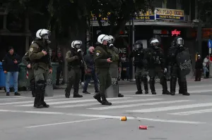 Selanik'te mahkûm Nazi İlias Kasidiaris'in konuşmasına karşı gösteride göz yaşartıcı gaz ve cop kullanıldı