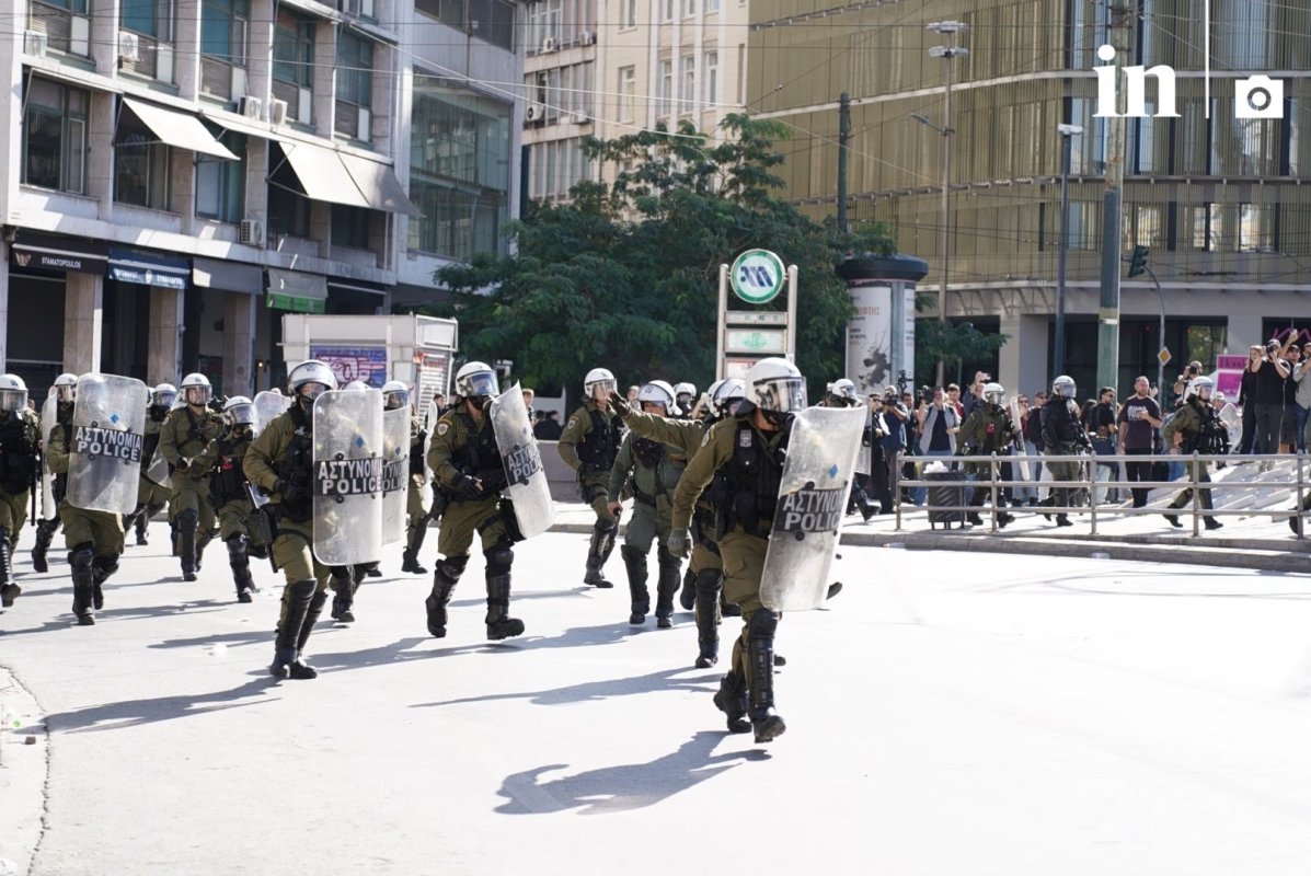 Atina'daki Omonia Meydanı'nda bir çevik kuvvet polisi metroda ses ve ışık bombası attı