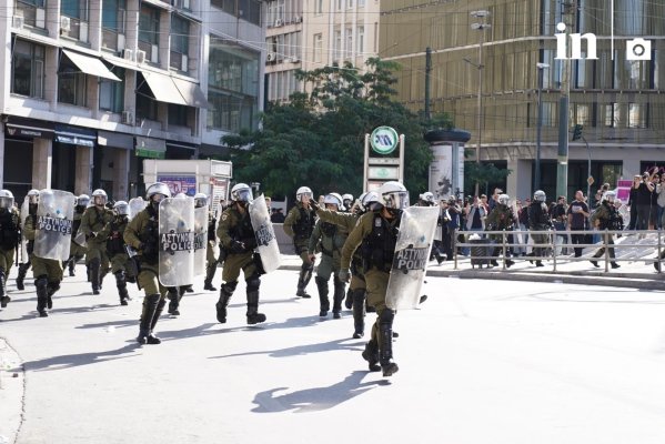 Atina'daki Omonia Meydanı'nda bir çevik kuvvet polisi metroda ses ve ışık bombası attı