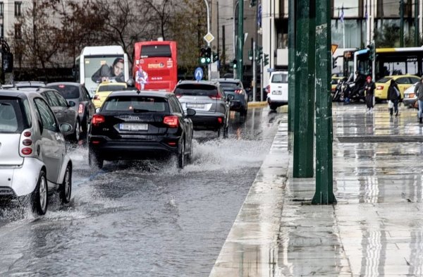 Atina'da yağmur ve kaza trafiği felç etti: Kifisos Bulvarı'nda kilometrelerce kuyruk