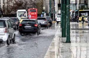 Atina'da yağmur ve kaza trafiği felç etti: Kifisos Bulvarı'nda kilometrelerce kuyruk