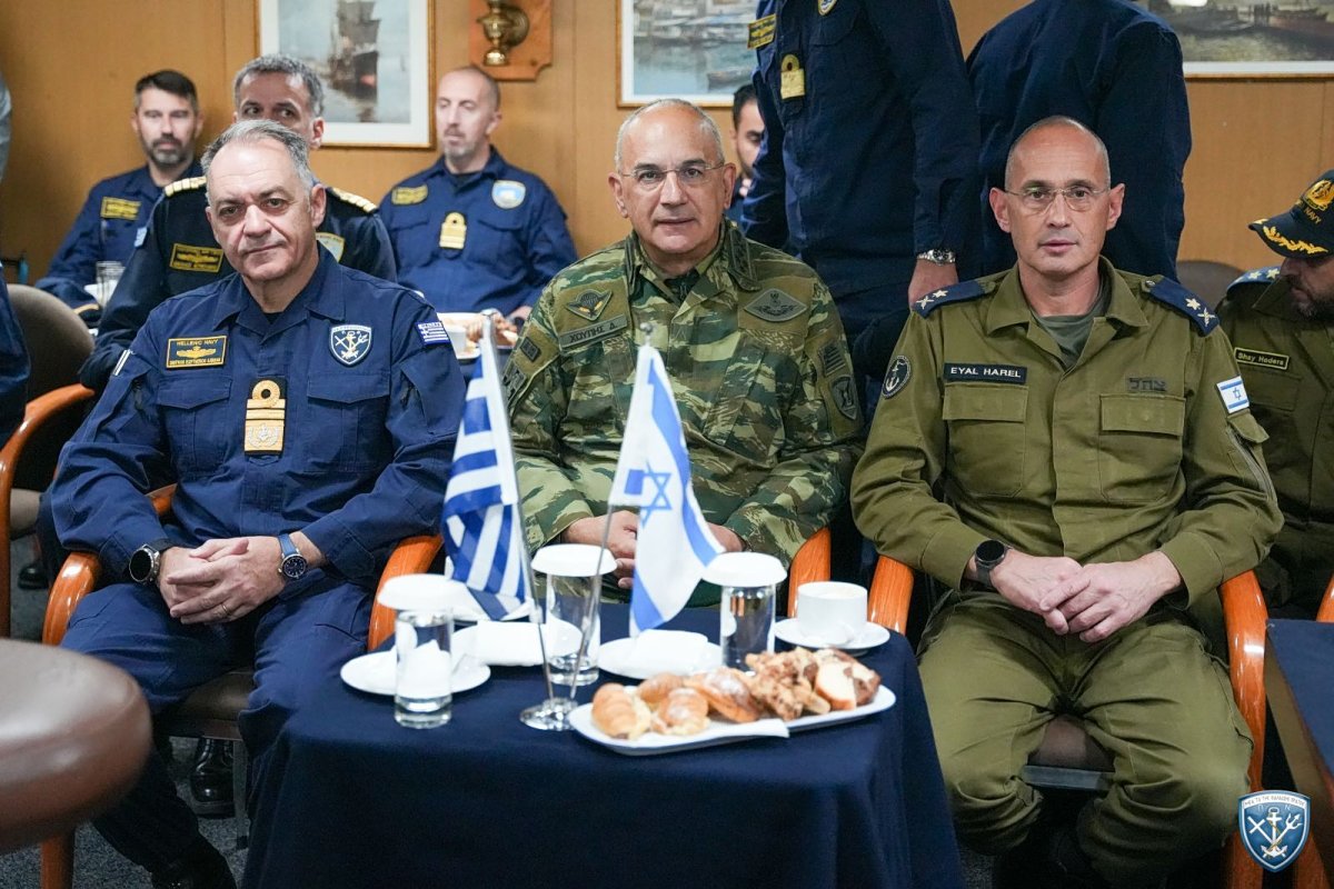 Yunan Donanması, İsrail ile ortak tatbikatta emekli fırkateyni hedef gemi olarak batırdı