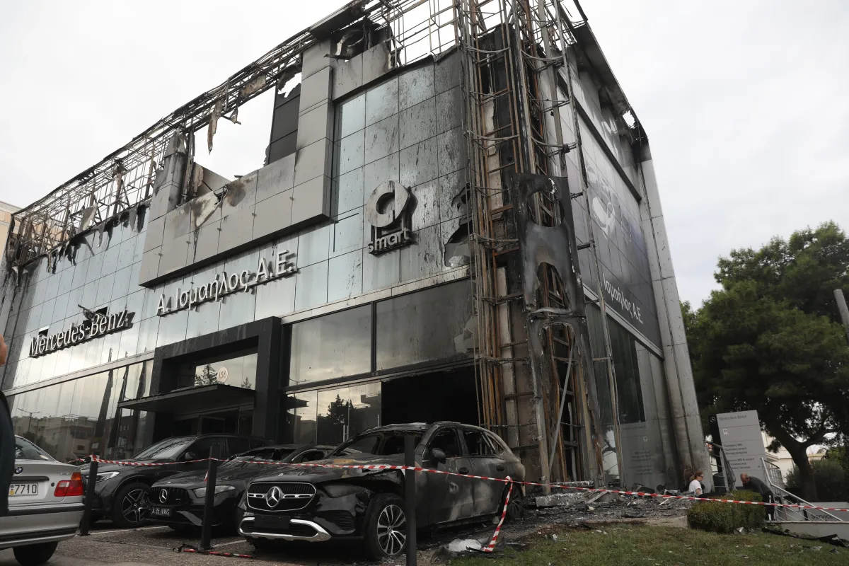 Atina'nın Glyfada semtinde araç bayisinde kundaklama: Ağır hasar, gaz tüpleri bulundu