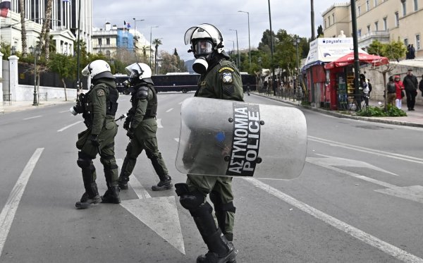 Atina'da yarınki eğitim mitingi öncesi polis alarmda: Olay korkusuyla dükkânlar kapatıldı