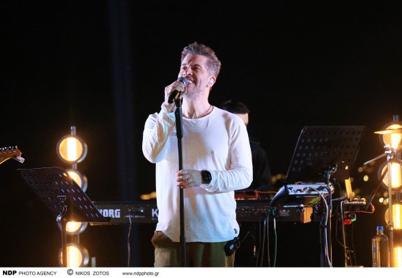 Yunan şarkıcı Haris Varthakuris ayak bileğinden ciddi yaralandı, Thodoris Ferris ile sahne performansları ertelendi