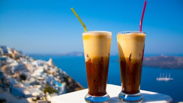 İtalya, 1991'de Yunanistan'ın icat ettiği buzlu espresso'yu şimdi kendisi servis ediyor