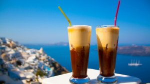 İtalya, 1991'de Yunanistan'ın icat ettiği buzlu espresso'yu şimdi kendisi servis ediyor