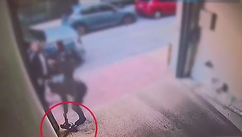 Selanik'te polis, vatandaşla tartışırken ekipmanını ve silahını yol kenarına bıraktı