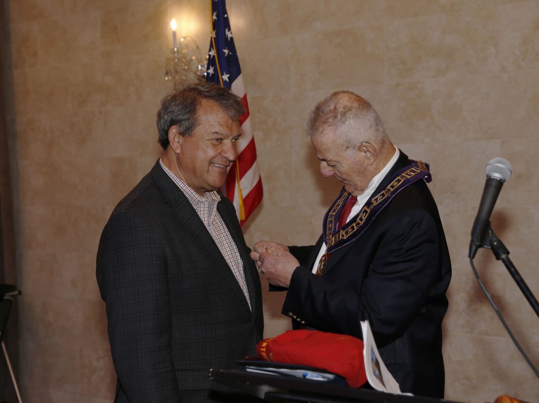 ABD'li Kongre üyesi Latimer, AHEPA'nın New Rochelle töreninde yemin ederek üye oldu