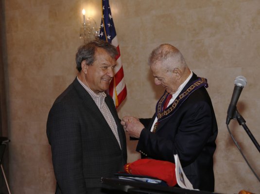 ABD'li Kongre üyesi Latimer, AHEPA'nın New Rochelle töreninde yemin ederek üye oldu