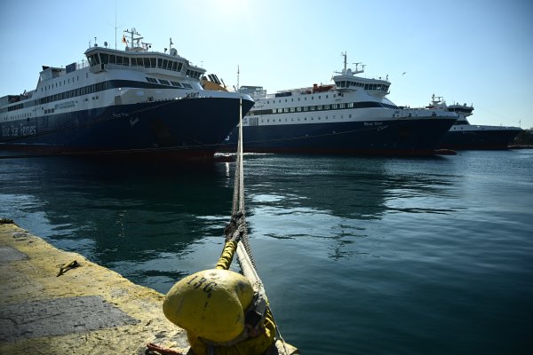 Yunanistan'da feribot seferlerine getirilen yasak kaldırıldı, ancak aksamalar sürüyor